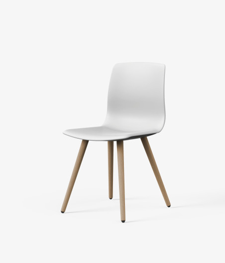 Silla patas madera noom 50 perspectiva blanca
