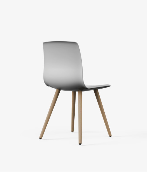 Silla patas madera noom 50 perspectiva blanca 2