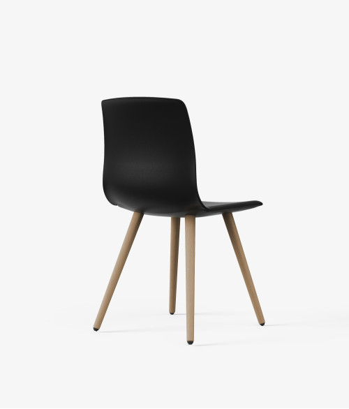 Silla patas madera noom 50 perspectiva negra 2