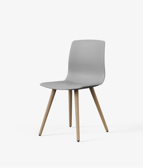 Silla patas madera noom 50 perspectiva gris