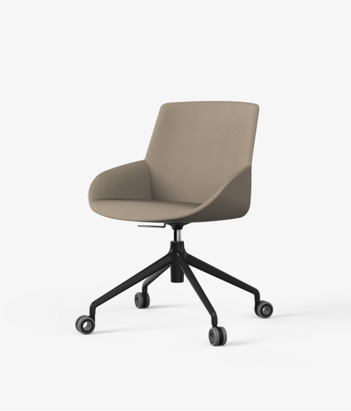 Butaca beige con ruedas perspectiva