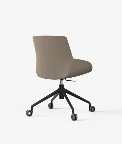 Butaca beige con ruedas perspectiva 2