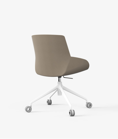 Butaca beige con ruedas perspectiva 2