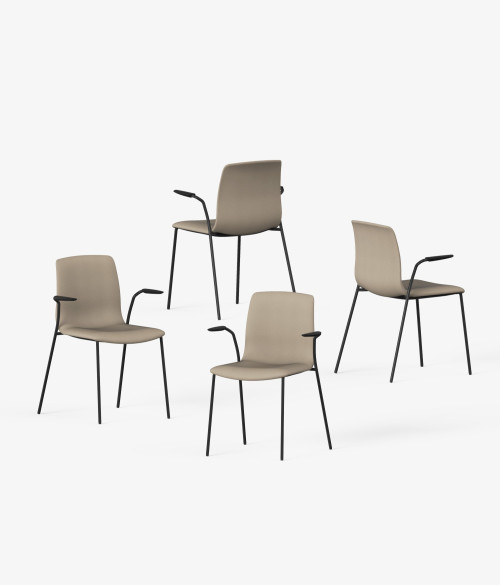 silla tapizada beige perspectiva 2