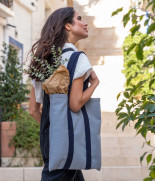 Tote bag blava artesanal amb teixits recuperats ➤ Botiga en línia ACTIU ©