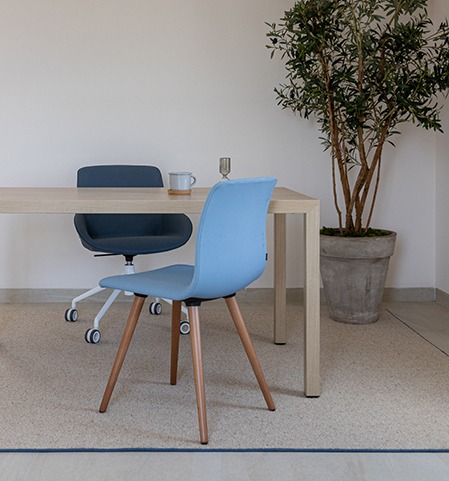 Oficina moderna con muebles sostenibles